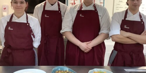 Alumnes del grau mitjà de cuina de Vedruna Pro ESH a la cuina de l'escola amb els plats que han elaborat