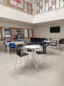 Espai comú del pati interior de l'escola Vedruna Pro ESH